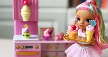 Игровой набор с куклой Rainbow High – Кондитерская Кенди!