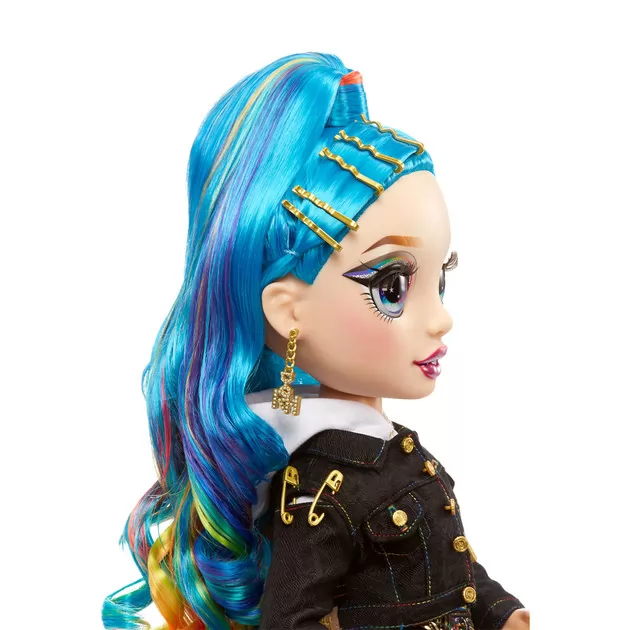 Коллекционная мегакукла Rainbow High - Амайя на подиуме