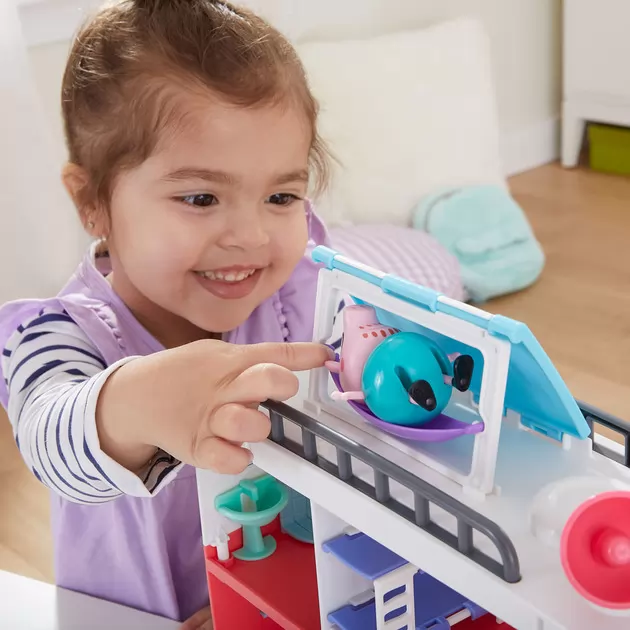 Игровой набор Peppa - Семейный кемпер Пеппы (4 фигурки, звук)
