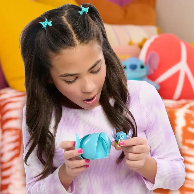Фигурка-сюрприз в капсуле Stitch - Стич со вкусняшками