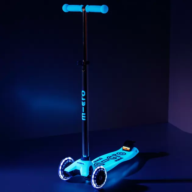 Самокат Micro серии Maxi Deluxe Glow LED" - Синий хрусталь"