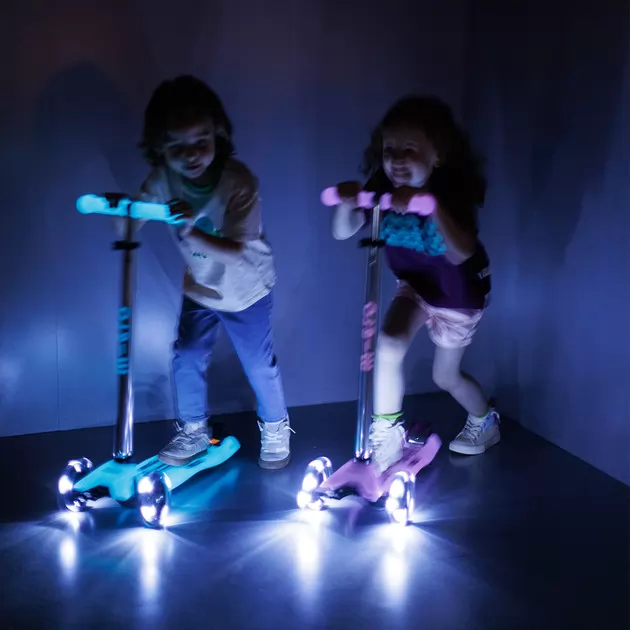 Самокат Micro серии Maxi Deluxe Glow LED" - Сияюще-пурпурный"