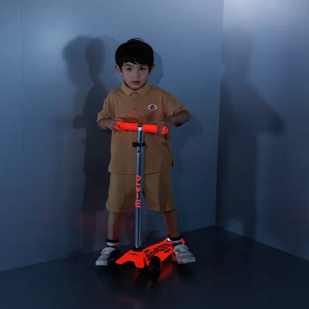 Самокат Micro серии Maxi Deluxe Glow LED" - Красная аура"