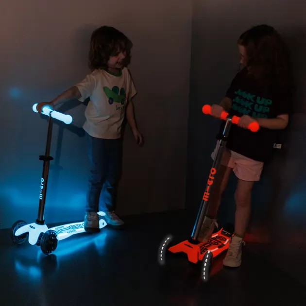 Самокат Micro серии Maxi Deluxe Glow LED Plus" - Синий хрусталь"