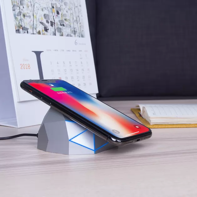 Беспроводное Зарядное Устройство Xoopar - Geo Dock (Серебристое С Синей Led-Подсветкой)