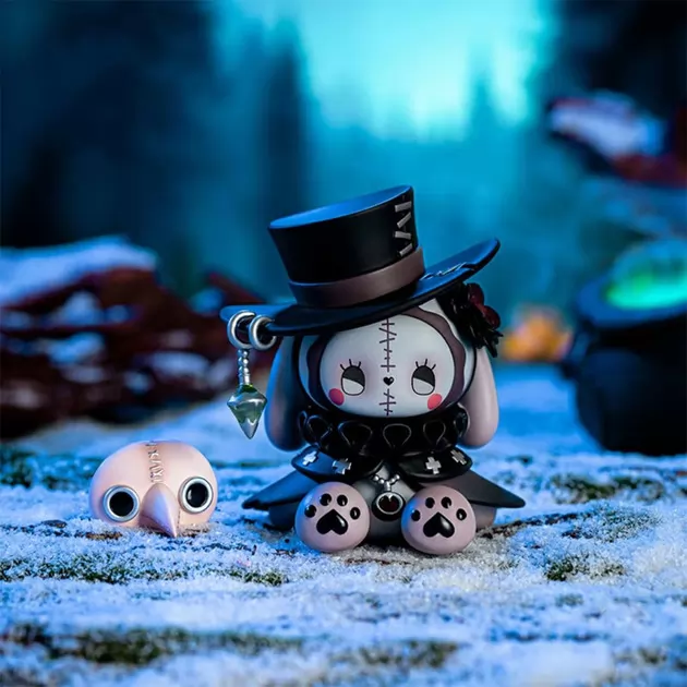 Kolekcjonerska figurka POP TOP Lucky Emma z serii &bdquo;Tajemniczy Las&rdquo; &ndash; POSIADŁOŚĆ FROSTVALE