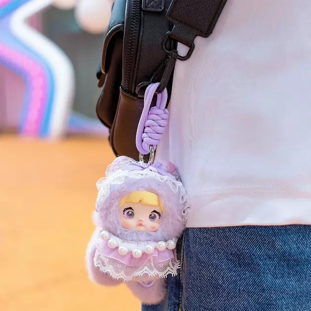 Kolekcjonerska miękka zabawka z zawieszką sznurkową POP TOP Hi TOY z serii "Nommi" &ndash; KR&Oacute;LICZKI