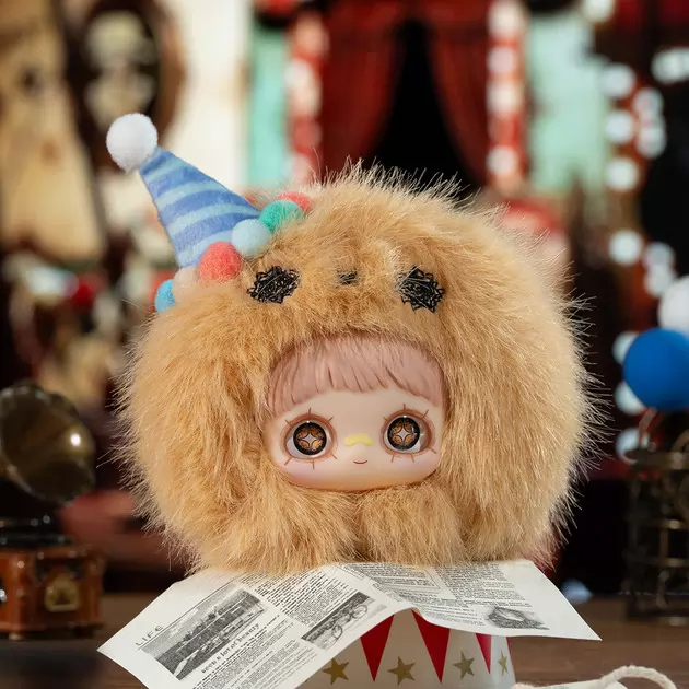 Kolekcjonerska miękka zabawka z zawieszką POP TOP Hi TOY z serii "MayMei" &ndash; SZALONY CYRK
