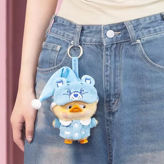 Kolekcjonerska miękka zabawka z zawieszką POP TOP 1983toys z serii &bdquo;Upset Duck x Care Bears&rdquo; &ndash; BĄDŹ TĘCZĄ