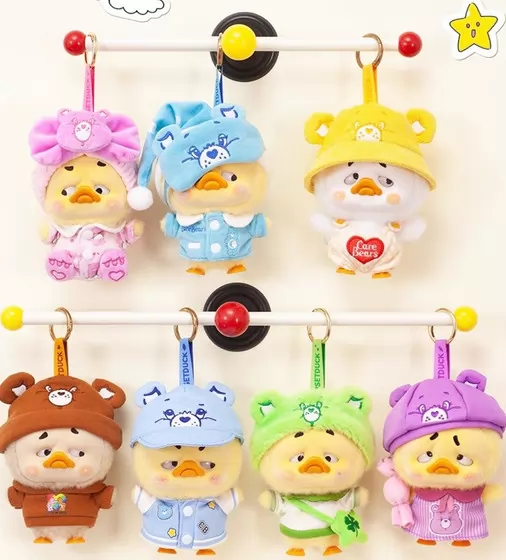 Kolekcjonerska miękka zabawka z zawieszką POP TOP 1983toys z serii &bdquo;Upset Duck x Care Bears&rdquo; &ndash; BĄDŹ TĘCZĄ - AP17183806800C_2.jpg - № 2