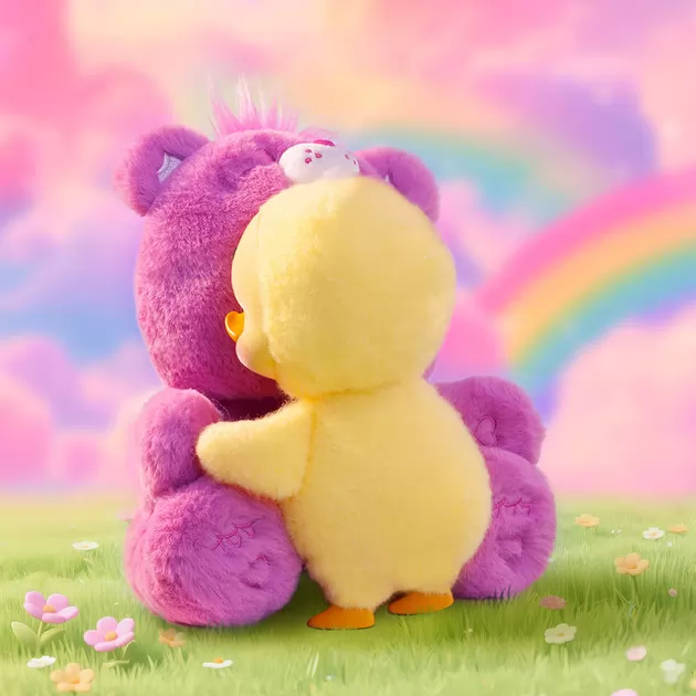 Kolekcjonerska miękka zabawka z zawieszką POP TOP 1983toys z serii &bdquo;Upset Duck x Care Bears&rdquo; &ndash; PRZYTULASKI